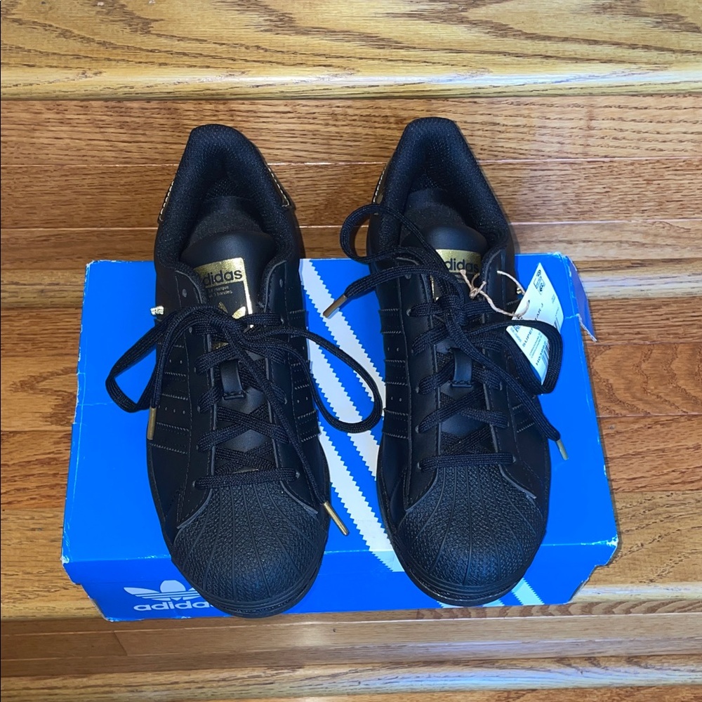 New - Adidas Superstar J Orig Sneakers, Black with Gold accents kids Size 4